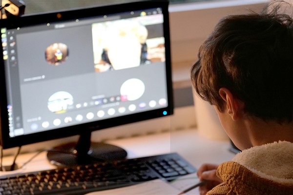 “Yüz Yüze 100 Çocuk Oyunu” videoları, işaret dili ile EBA’da