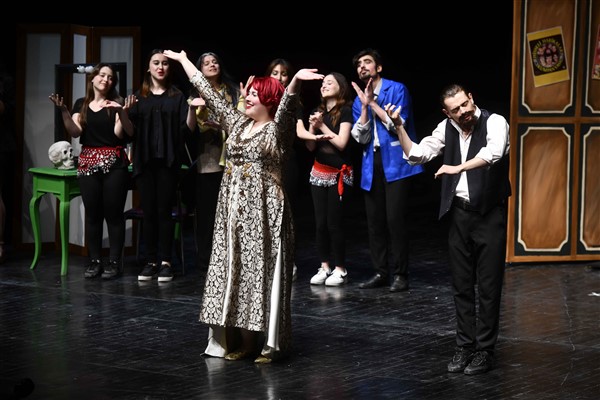 Başkent Gençlik Meclisi’nin “Ah Tiyatro Vah Tiyatro” oyunu Başkentlilerle buluştu