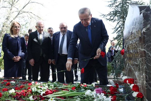 Cumhurbaşkanı Erdoğan, Alparslan Türkeş’in mezarını ziyaret etti