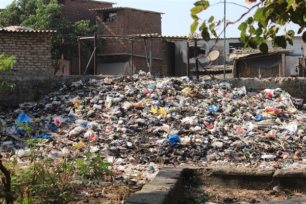 UNRWA: Refah’ta, yerinden edilmiş insanın yaşadığı barınaklar arasında çöpler birikiyor