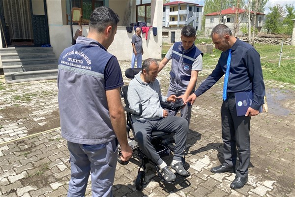 Başkan Büyükkılıç’tan akülü tekerlekli sandalye yardımı