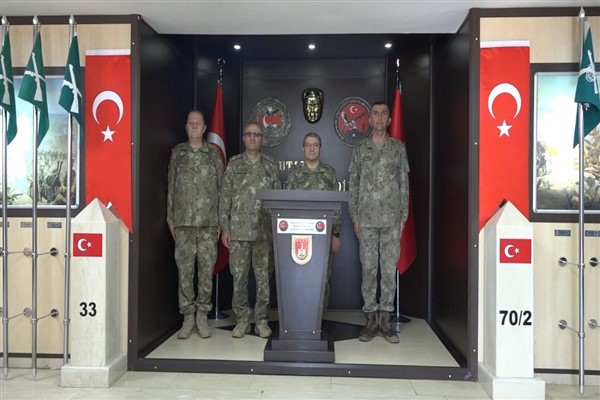 Kara Kuvvetleri Komutanı Bayraktaroğlu, Çukurca Komuta Merkezini ziyaret etti