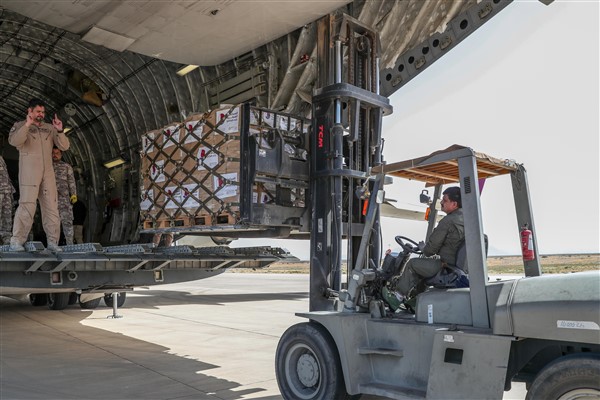 Katar, Afganistan’a 42 tonluk yardım malzemesi gönderdi